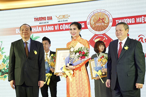 CEO Lê Thị Ngọc Oanh nhận biểu tượng Doanh nhân Tiêu biểu 2017