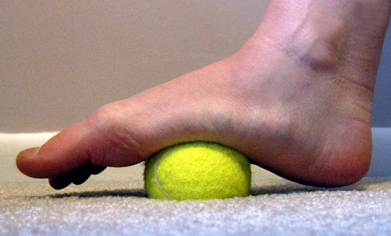 Massage chân bằng bóng tennis (nguồn : internet)