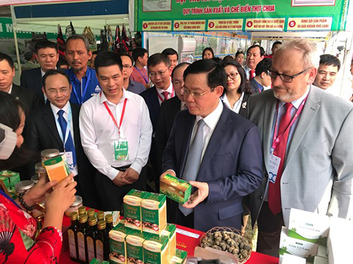 Phó Thủ tướng Chính phủ Vương Đình Huệ tham quan các gian hàng HTX tại hội chợ