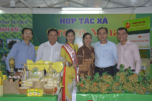 Ông La Hữu Nghị  Chủ tịch Liên minh HTX tỉnh Tây Ninh tham quan gian hàng của Green Vina