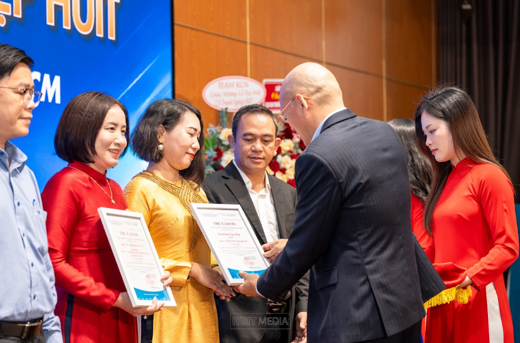 Câu lạc bộ Doanh nghiệp HUIT trao chứng nhận cho hội viên mới.