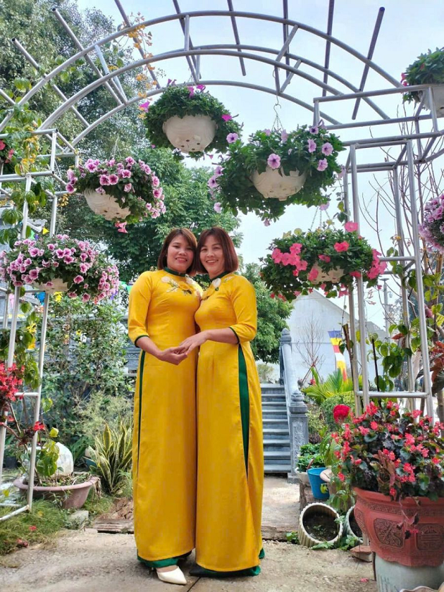 Bà Phạm thuý Hằng (bên phải) trưởng thôn Đan Thầm