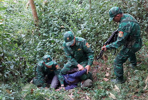 Đại úy Vũ Văn Cường cùng đồng đội trấn áp tội phạm trong một chuyên án tại khu vực biên giới. (Ảnh: NVCC)