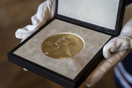 Huân chương Nobel được trao tại Anh, tháng 12/2020. Ảnh: AP