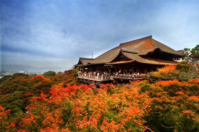 Kiyomizu dera, âm Hán Việt là Thanh Thủy tự (chùa Thanh Thủy), có nghĩa là chùa có dòng nước trong xanh. Chùa được đặt tên theo thác nước dưới chân núi Otowa, nằm trong khuôn viên chùa. Thác nước này tuy nhỏ nhưng nước chảy quanh năm và được xem là một trong mười thác nước sạch, linh thiêng nhất ở Nhật. Chùa nằm phía Đông thành phố Kyoto, Nhật Bản.