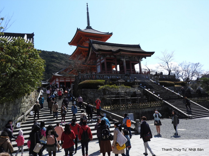 Kiyomizu dera, âm Hán Việt là Thanh Thủy tự, thác nước dưới chân núi Otowa, Đông thành phố Kyoto, Nhật Bản
