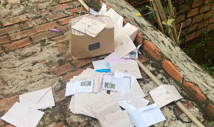 Thiệp mừng đám cưới bị các đối tượng "cuỗm" ra ngoài