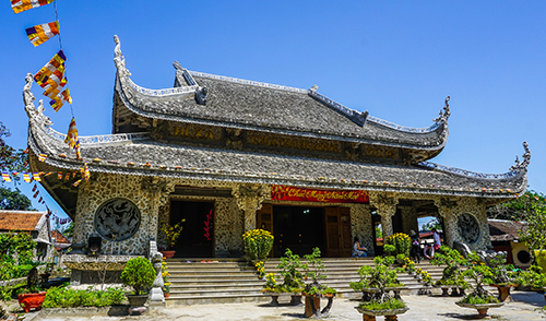 Ngôi chùa xây bằng san hô ở Phú Yên thu hút khách du lịch