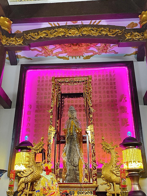Tượng Phật Quan Âm trôi dạt vào bờ được người dân thỉnh lên chùa thờ tự.