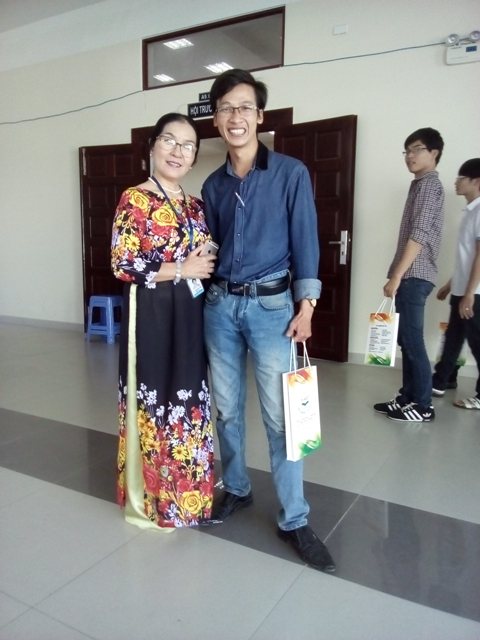 Cô Phi Yên, trưởng khoa QTKD cùng học trò ngày hội tụ cựu SV