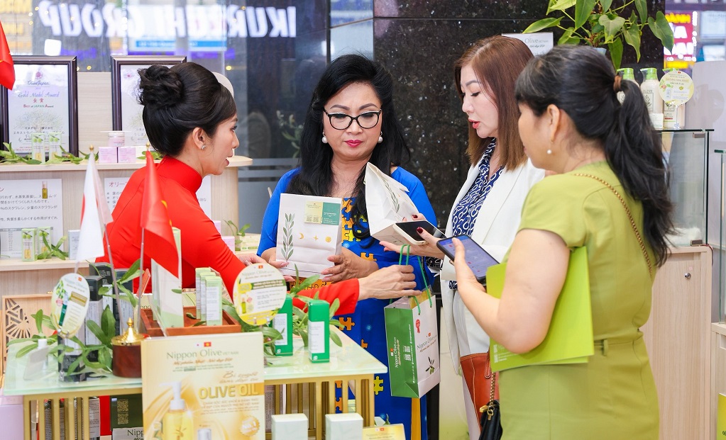 Quan khách tham quan showroom của Nippon Olive