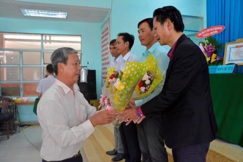 Ông Lê Văn Dưỡng, PCT Liên minh hợp tác xã Tiền Giang tặng hoa cho Hội đồng quản trị Green Vina nhiệm kỳ 2017-2020
