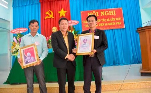 Nhà báo Quang Sáng tặng quà lưu niệm cho Ban điều hành hợp tác xã