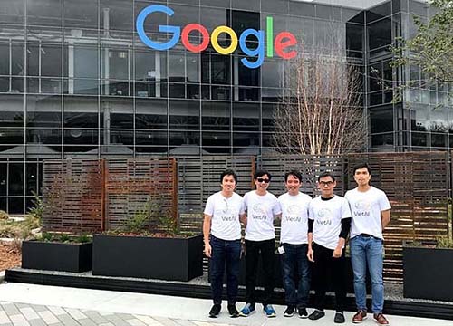 Phạm Hy Hiếu cùng các đồng nghiệp người Việt tại Google năm 2019 (người đầu tiên từ phải qua). Ảnh: NVCC