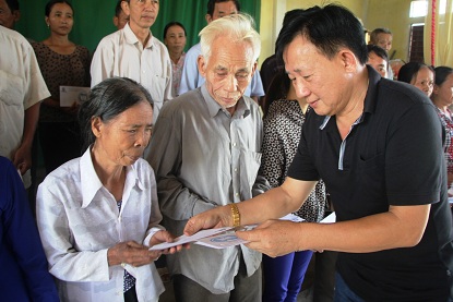 Vinamilk trực tiếp đi cứu trợ người dân vùng lũ Hà Tĩnh và Quảng Bình