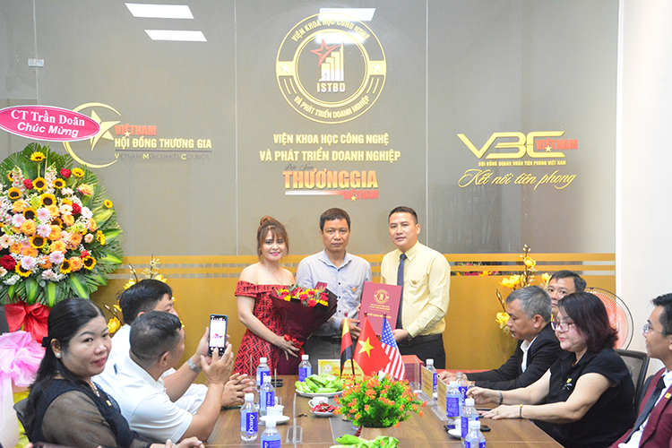 Viện trưởng Nguyễn Văn Sáng và PCT Hội đồng quản lý viện Phan Thị Lan trao hoa và quyết định bổ nhiệm chánh văn phòng đối với ông Dương Viết Cương