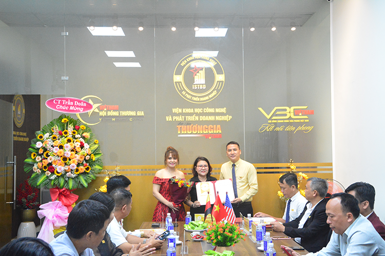 Trao quyết định đối với VBC Việt Nam