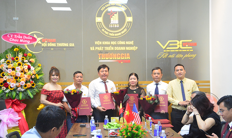 Trao quyết định đối với VBC Việt Nam
