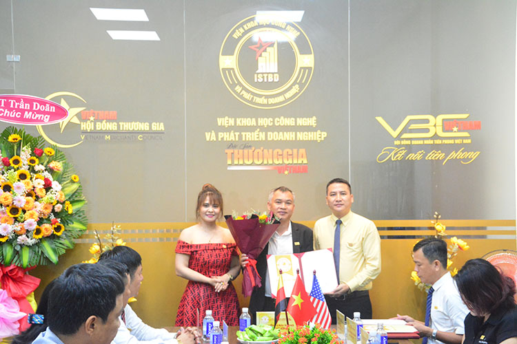 Trao quyết định bổ nhiệm phó chủ tịch VMC Việt Nam đối với ông Trần Ngọc Doanh