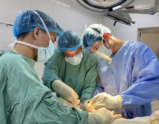 TS. BS. Nguyễn Nguyễn Thái Bảo (phải) cùng kíp phẫu thuật