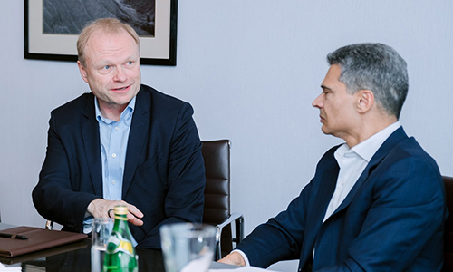 Pekka Lundmark (trái) cùng Tổng giám đốc Nokia Việt Nam Rubén Flores