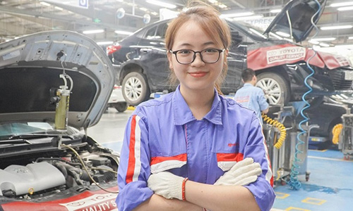 Hà Linh Chi tại xưởng bảo dưỡng của Toyota Bắc Giang, tháng 10/2022. Ảnh: Nhân vật cung cấp