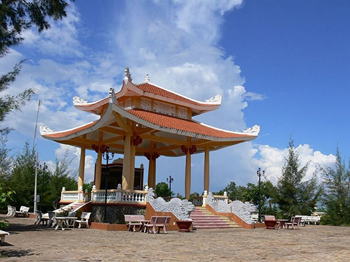 Nhà bia liệt sĩ xã Lý Nhơn cạnh đền thần Dương Văn Hạnh