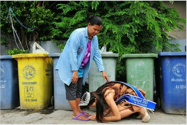 Hoa hậu Thái Lan quỳ gối trước người mẹ nhặt rác gây ''sốt'' cộng đồng mạng