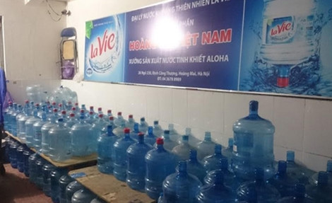 Phát hiện cả một công ty sản xuất nước khoáng Lavie giả ở Hà Nội