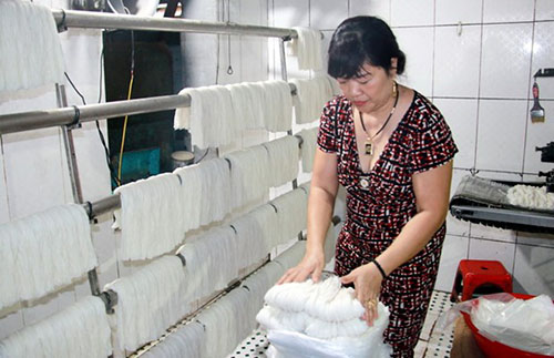 Người dân thôn Vân Cù, xã Đồng Sơn, huyện Nam Trực, tỉnh Nam Định làm bánh phở. (Ảnh: Nguyễn Lành/TTXVN)