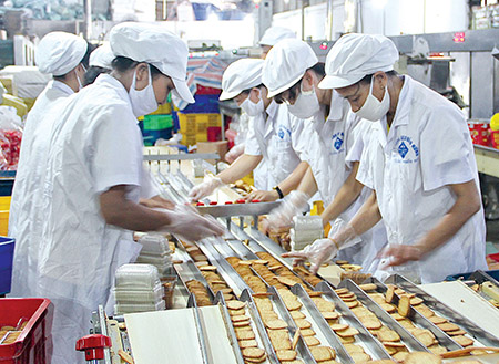 Dây chuyền sản xuất của Công ty Bánh kẹo Bảo Hưng. Ảnh: Phạm Hưng