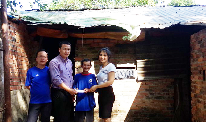 Câu lạc bộ Doanh nhân Tiên Phong trao quà Tết cho bà con nghèo xã Thuận Lợi
