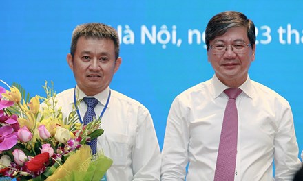Tân Chủ tịch Hội đồng quản trị Vietnam Airlines Phạm Ngọc Minh (phải) và tân Tổng Giám đốc Vietnam Airlines Dương Trí Thành (trái).