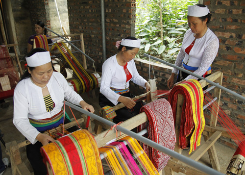 Dân tộc Mường nằm trong cộng đồng 54 dân tộc anh em trên lãnh thổ Việt Nam. Dân tộc Mường cùng những nét đặc trưng riêng biệt cũng đã góp phần tạo dựng một nền văn hóa Việt Nam đa dạng và phong phú.