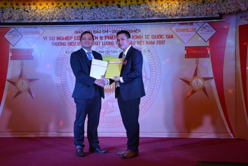 Chủ tịch CLB DN Tây Ninh – Sài Gòn Phạm Văn Thành và Chủ tịch VBC Club trao biên bản ghi nhớ hợp tác