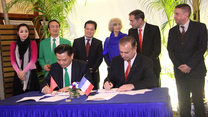 Tập đoàn Mai Linh đã ký kết biên bản ghi nhớ nhằm triển khai đưa xe ô tô chạy điện Renault vào Việt Nam.