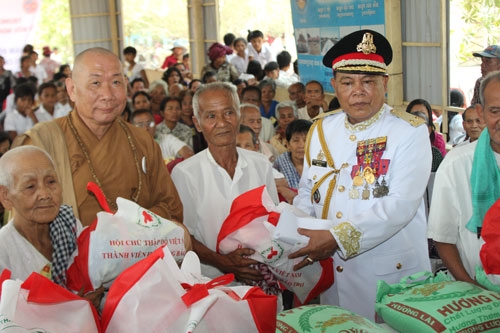 Thượng tọa Thích Truyền Tứ cùng Trung tướng So - Phan, Tư lệnh Bộ đội Biên phòng Vương Quốc Campuchia phát quà cho dân nghèo Campuchia.