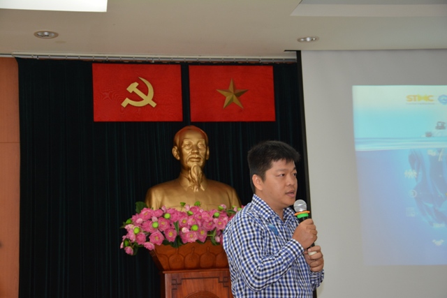 Ông Trương Văn Quang - đại diện Microsoft Việt Nam giới thiệu giải pháp ứng dụng điện toán đám mây trong quản trị doanh nghiệp hiệu quả